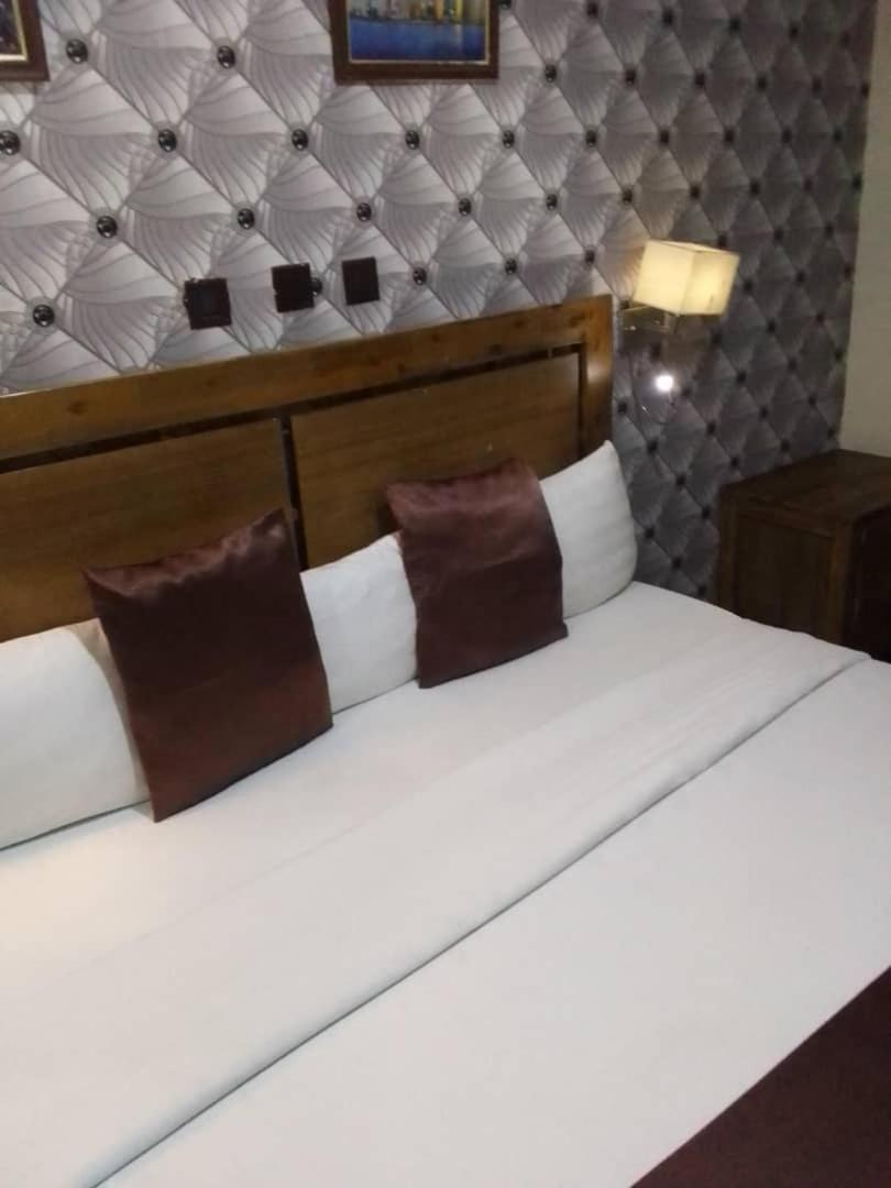 Blue Moon Hotels Victoria Island Lagos Buitenkant foto
